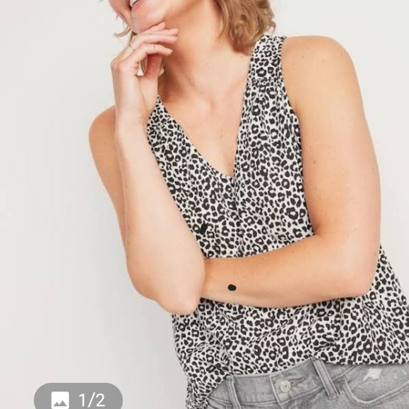 Old Navy Sleeveless Blouse V-Neck - Picture 3 of 5